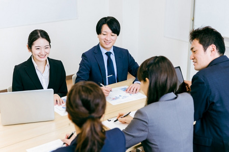 女性と仕事する男性