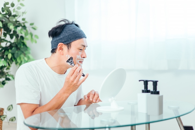 ひげそりをする男性